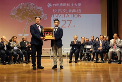 校長交接典禮｜學校致贈卸任校長紀念品