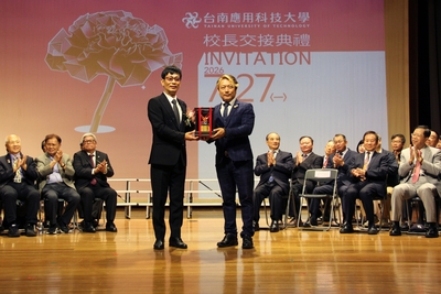 台南應用科技大學校友會全國總會劉俊杰總會長代表致贈獎座給新任校長許和捷教授