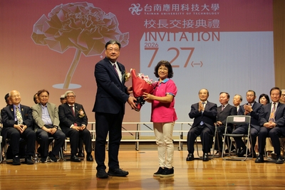 校長交接典禮｜樂齡大學學生代表邱秀娥班長代表獻花給卸任校長