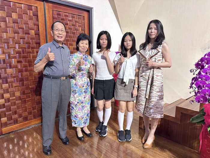 許校長家人合影-左至右：許校長父親左一、許校長母親二、大女兒左三、小女兒左四、校長夫人左五6圖片