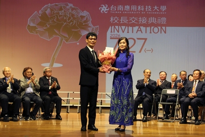 校長交接典禮｜台南應用科技大學校友會全國總會郭美吟榮譽總會長代表獻花給新任校長許和捷教授