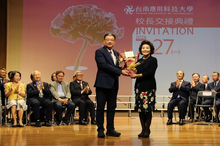 校長交接典禮｜校友會代表蘇雅汾常務理事向卸任校長獻花圖片
