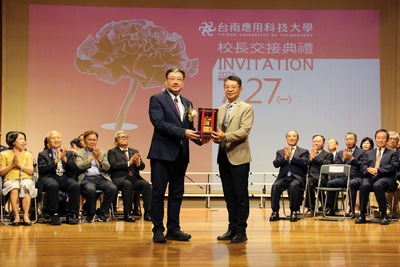 校長交接典禮｜校友會代表向卸任校長致謝