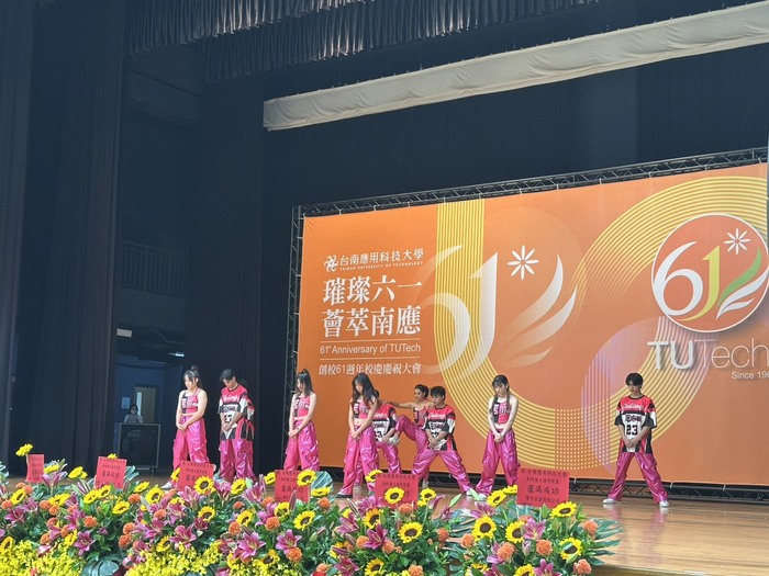 璀璨 61 · 薈萃南應｜舞蹈系｜2025 啦啦及嘻哈大專盃冠軍作品表演圖片