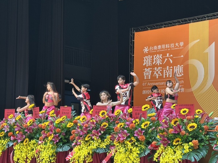 璀璨 61 · 薈萃南應｜舞蹈系｜2025 啦啦及嘻哈大專盃冠軍作品表演圖片