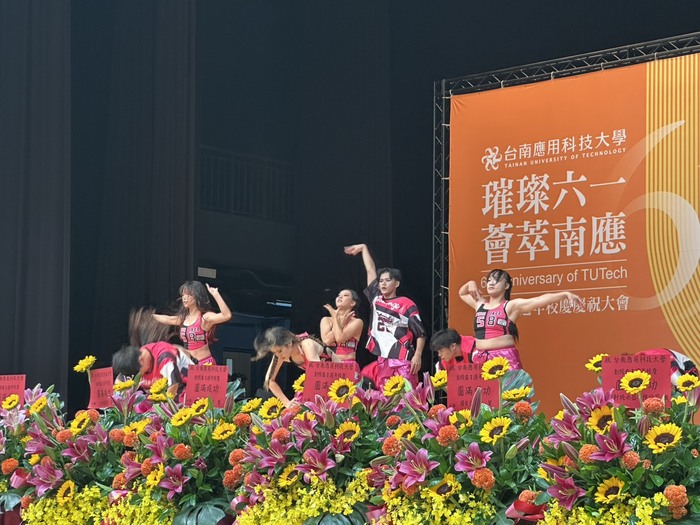 璀璨 61 · 薈萃南應｜舞蹈系｜2025 啦啦及嘻哈大專盃冠軍作品表演圖片