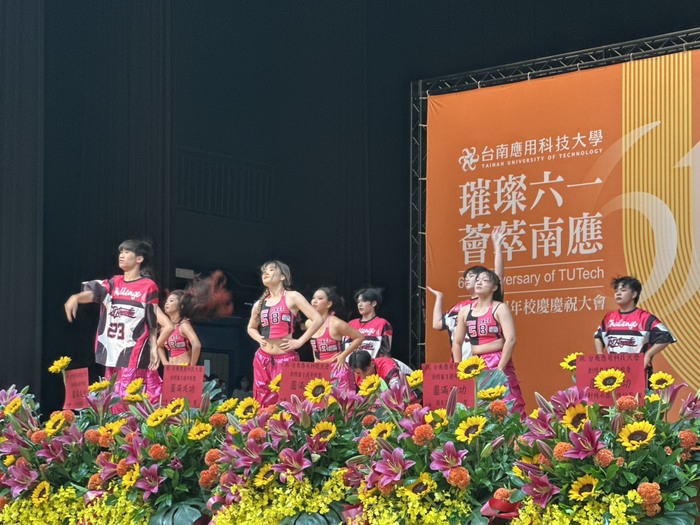 璀璨 61 · 薈萃南應｜舞蹈系｜2025 啦啦及嘻哈大專盃冠軍作品表演圖片