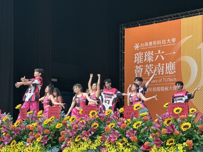 璀璨 61 · 薈萃南應｜舞蹈系｜2025 啦啦及嘻哈大專盃冠軍作品表演圖片