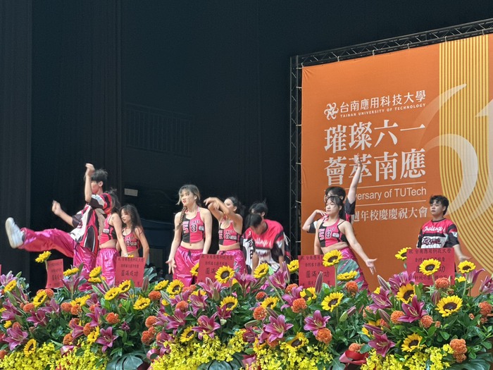 璀璨 61 · 薈萃南應｜舞蹈系｜2025 啦啦及嘻哈大專盃冠軍作品表演圖片