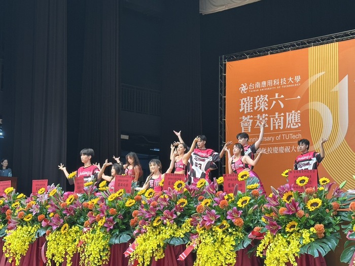 璀璨 61 · 薈萃南應｜舞蹈系｜2025 啦啦及嘻哈大專盃冠軍作品表演圖片